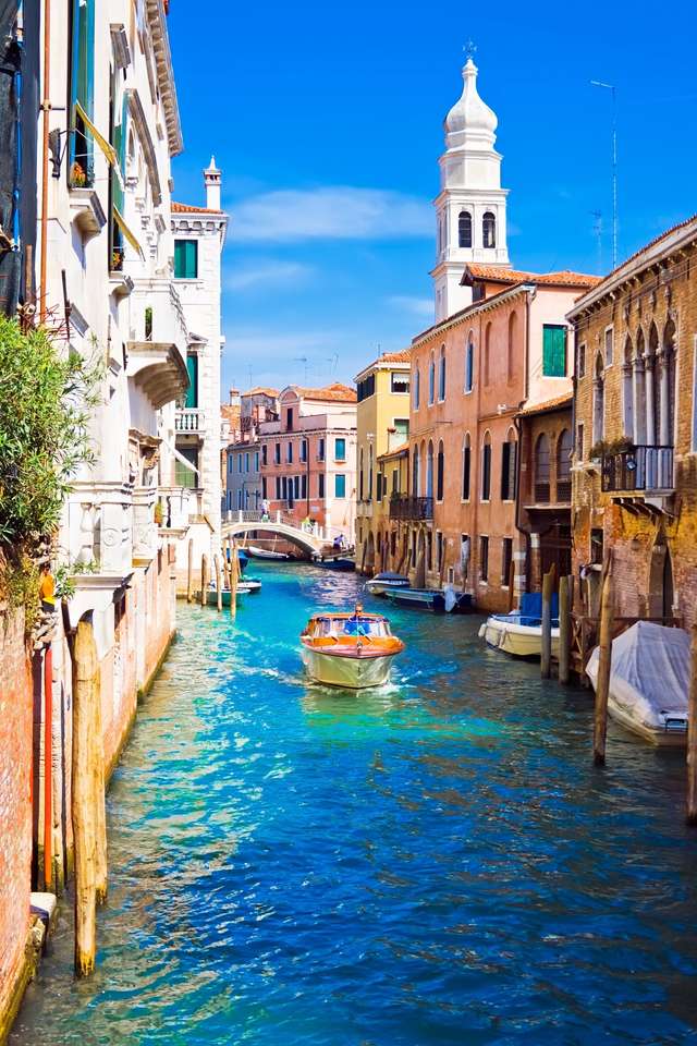 En kanal i Venedig pussel på nätet