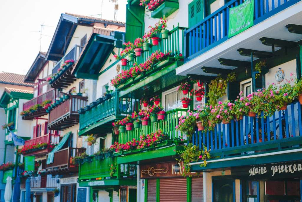 Pais Vasco- barevné dřevěné domy skládačky online