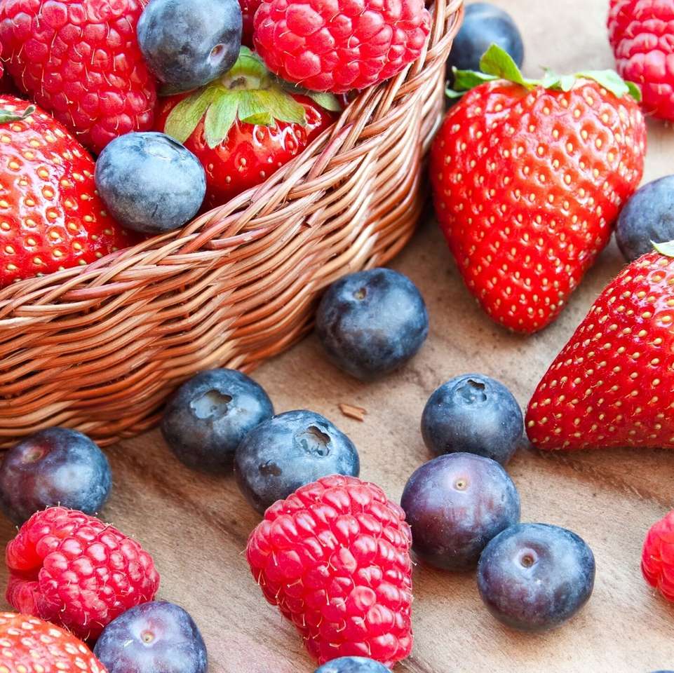 Erdbeeren mit Blaubeeren Puzzlespiel online