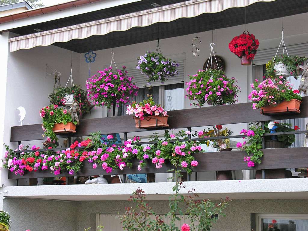 балкон у квітах пазл онлайн