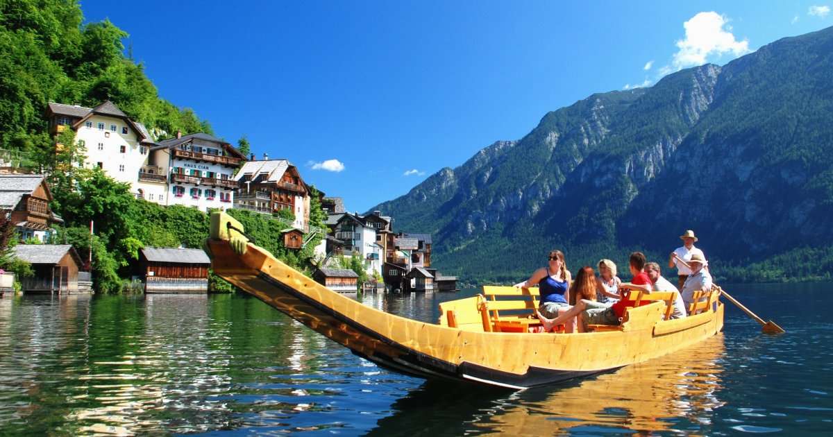 Lago Hallstättersee nos Alpes Salzburger quebra-cabeças online