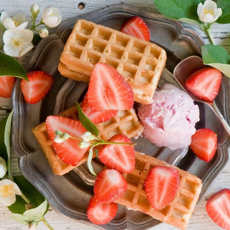 Våfflor med glass och jordgubbar pussel på nätet