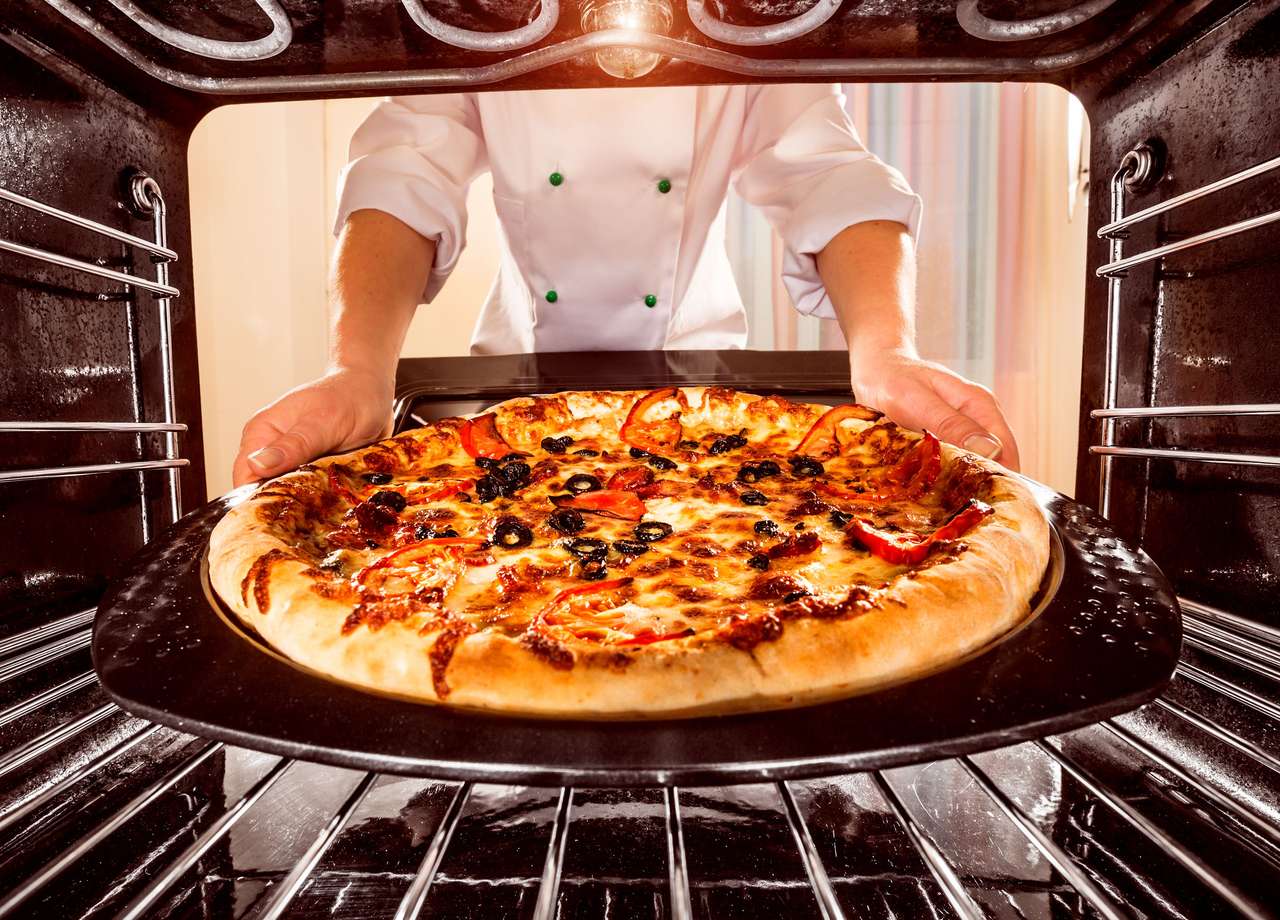Chef-kok bereidt pizza voor legpuzzel online
