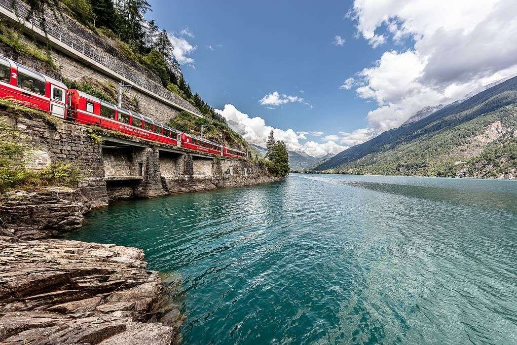 Met de trein door Zwitserland. online puzzel