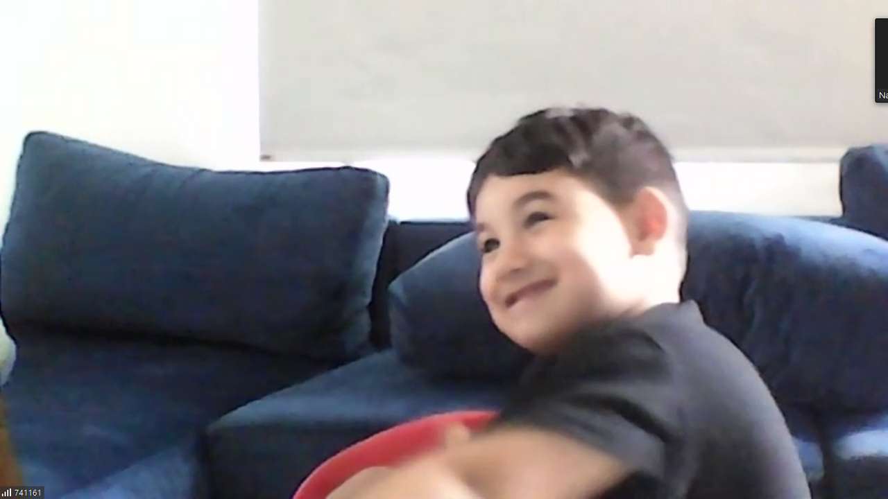Счастливый мальчик в своем кресле онлайн-пазл