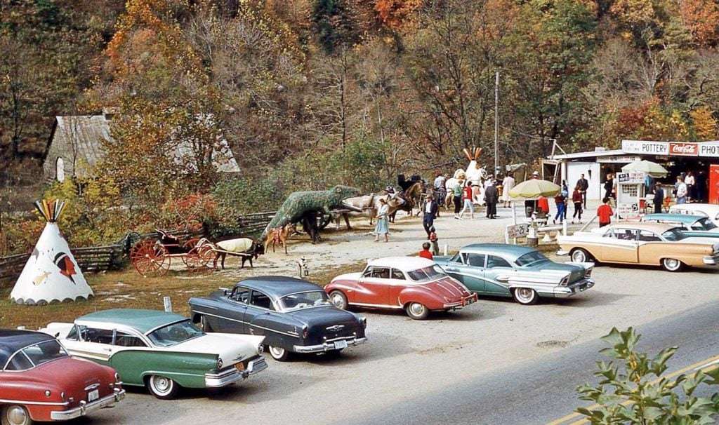 道端の観光客で1950年代の車 オンラインパズル