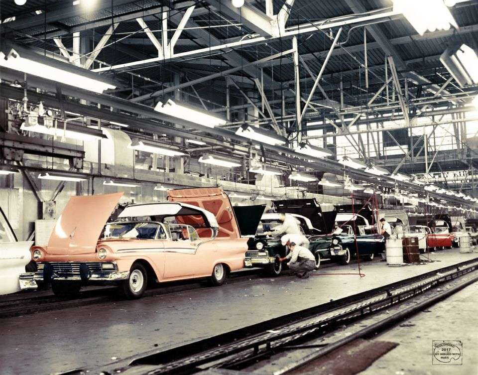1957 Ford Fairlane Skyliner Assembly Line jigsaw puzzle online