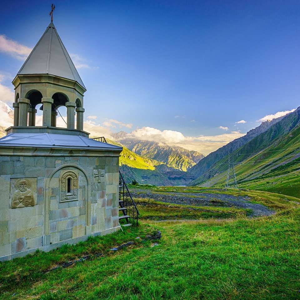 Кавказ - церковь в горах онлайн-пазл
