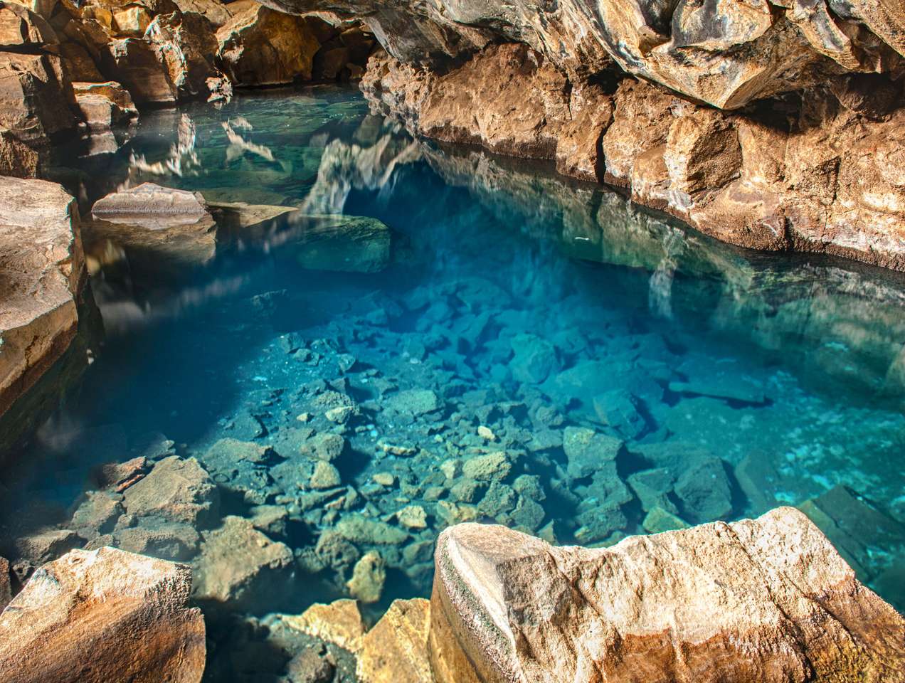 Sopečná jeskyně Grjotagja. skládačky online