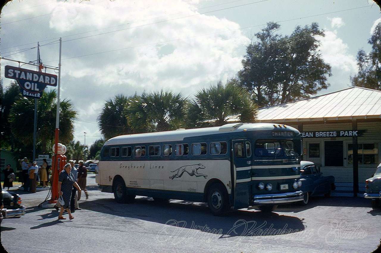 1953 Greyhound Bus Ocean Breeze Mobile Park Floride puzzle en ligne