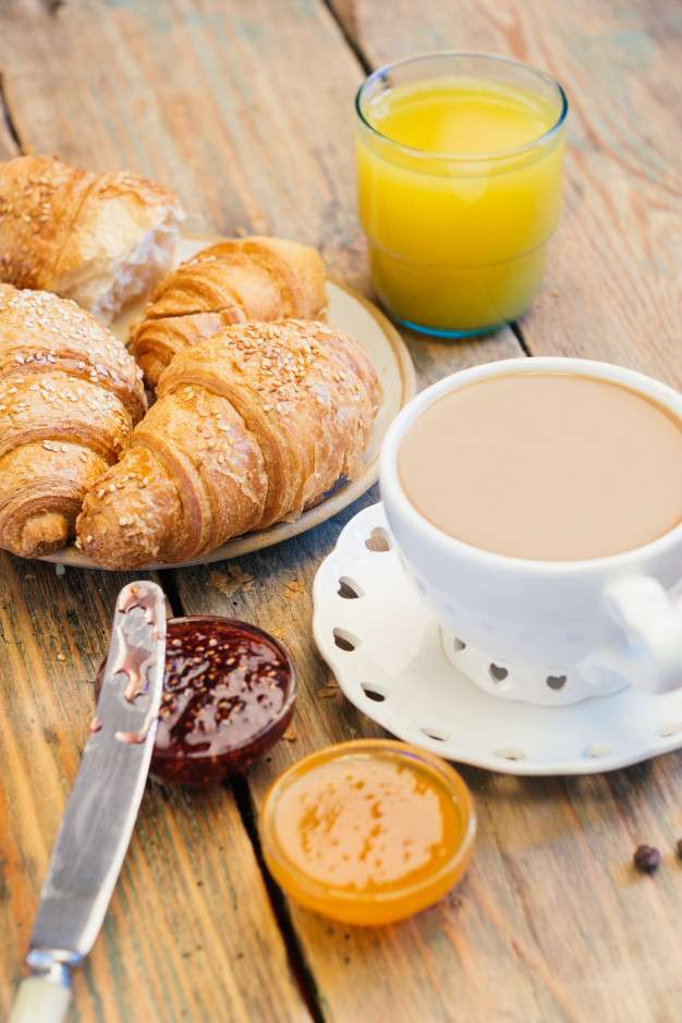 Kaffe och croissanter med sylt pussel på nätet