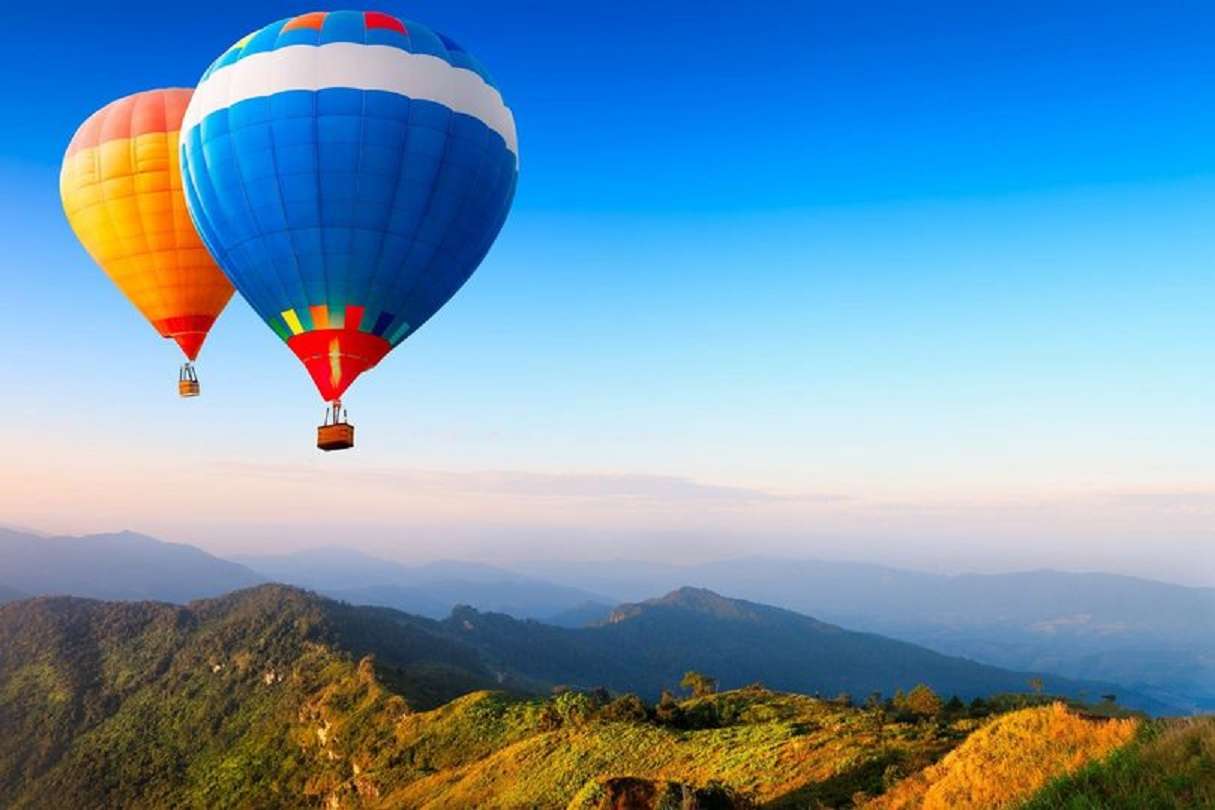 Μπαλόνια πάνω από τα βουνά. online παζλ