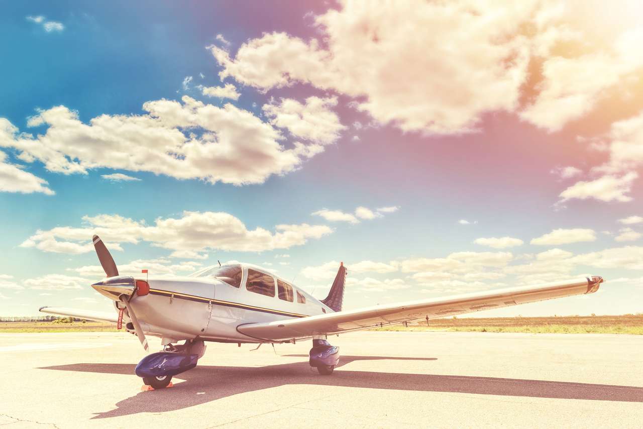 Avião de hélice estacionamento no aeroporto quebra-cabeças online
