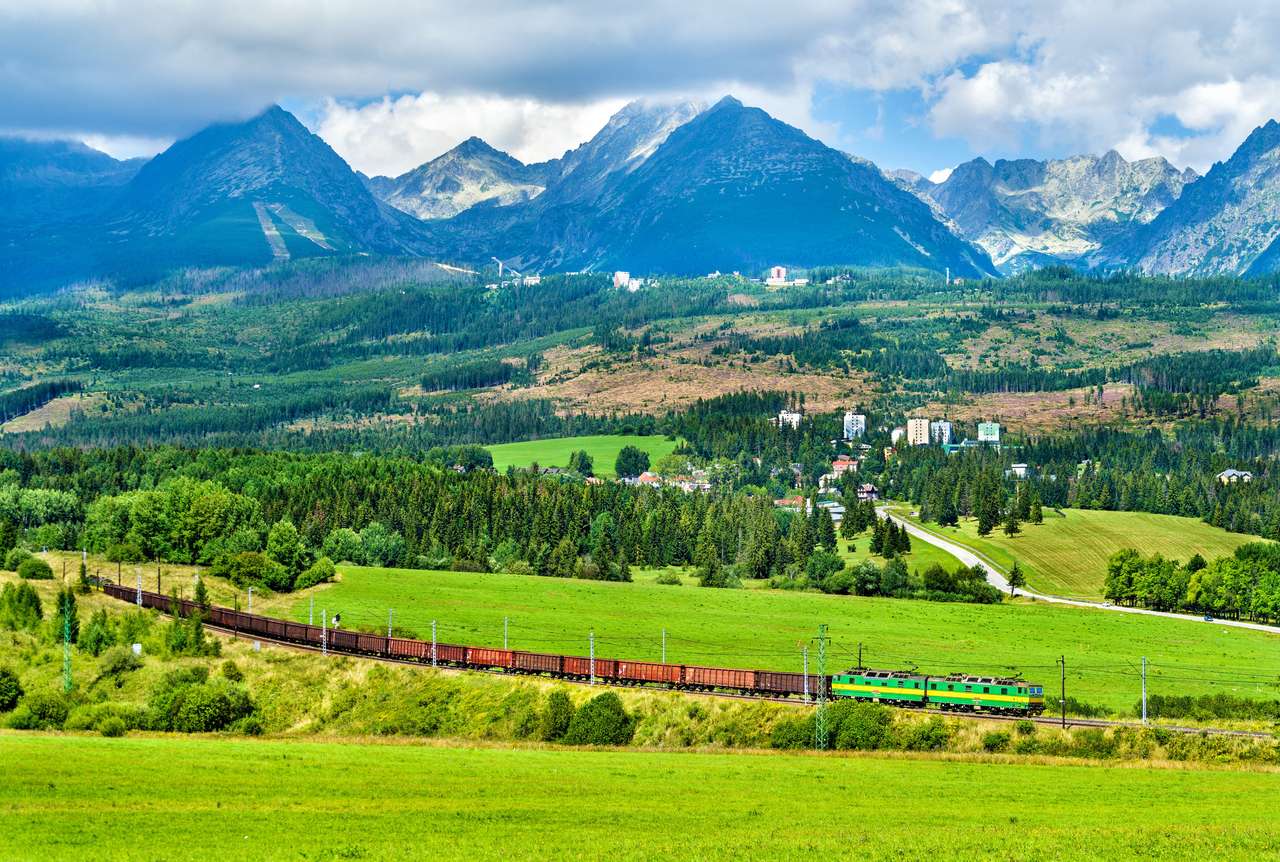 Trem de mercadorias nas montanhas de alta Tatra quebra-cabeças online