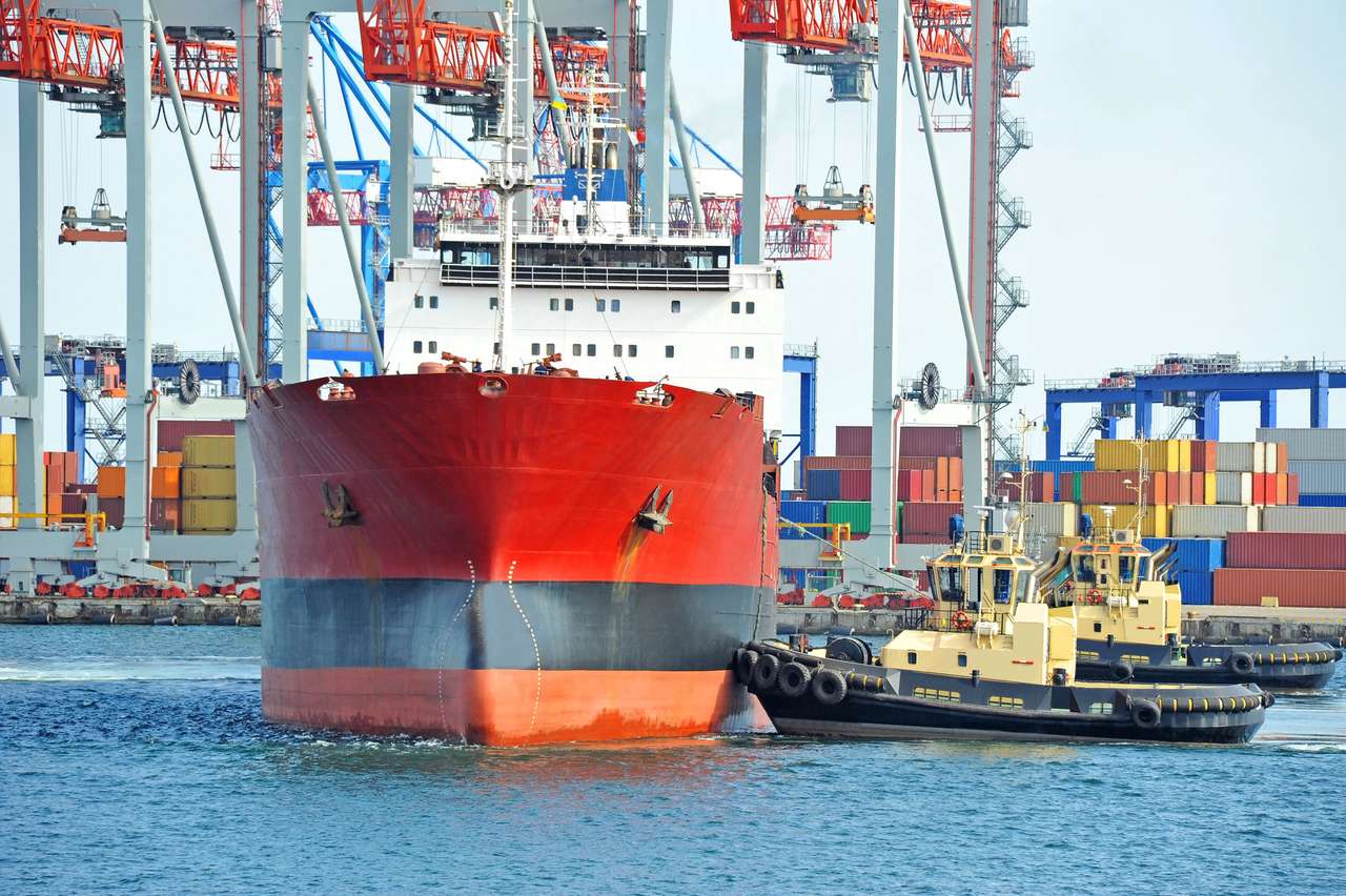 TUGBOAT подпомагане на товарния кораб онлайн пъзел