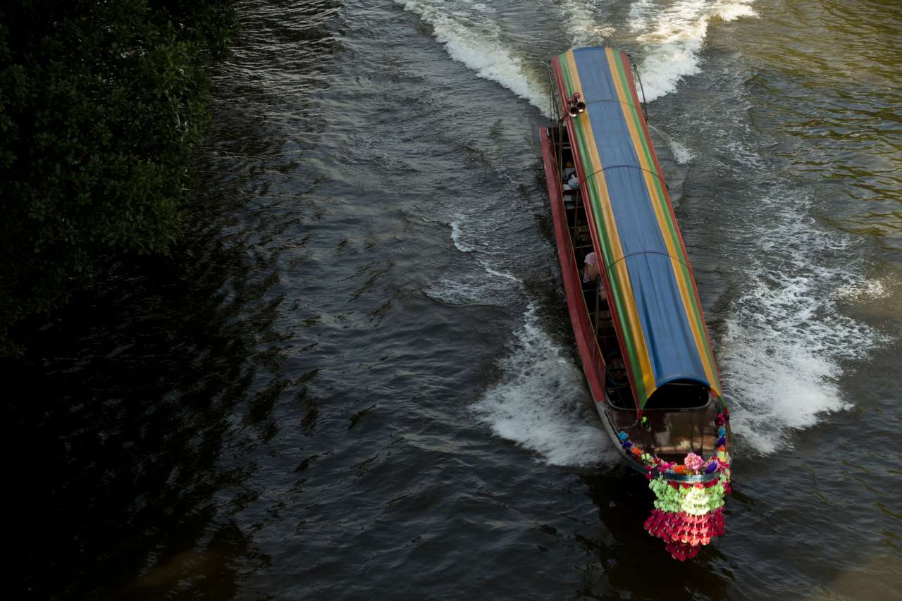 длиннохвостая лодка на реке Чаопрайя онлайн-пазл
