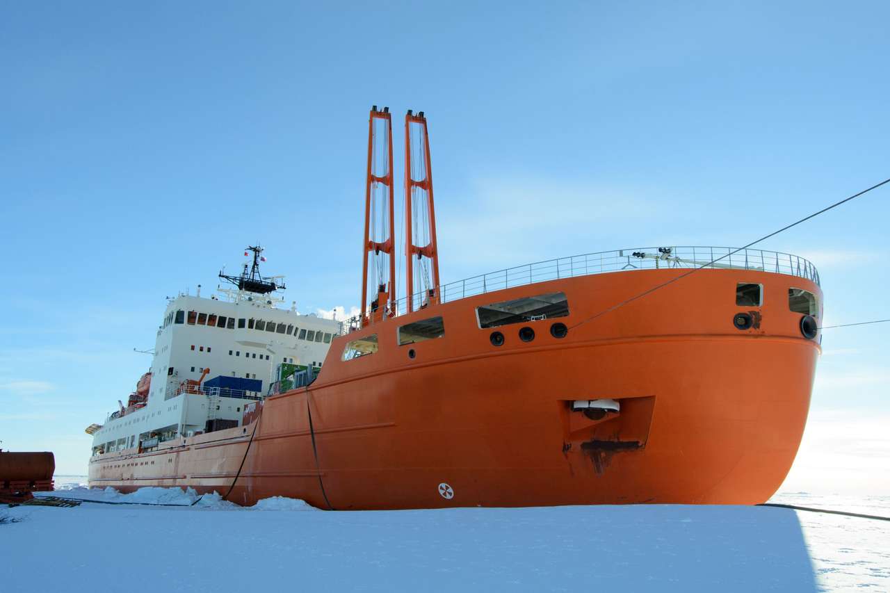 Expeditionsfartyg i isen pussel på nätet