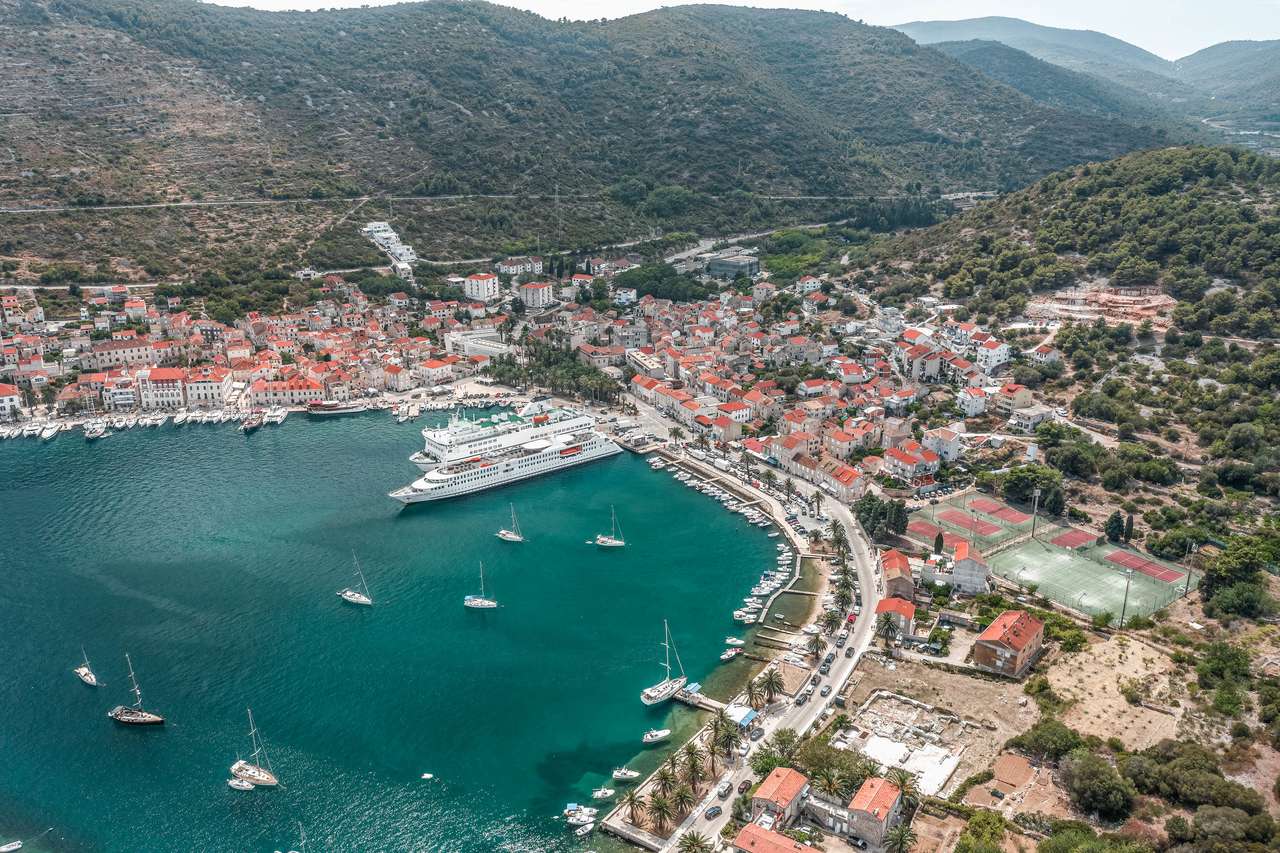 Cruise komp az Adriai-tenger kikötőjében online puzzle