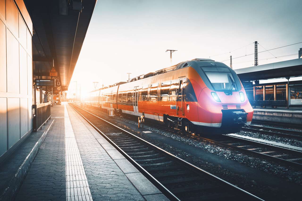 Červený dojíždějící vlak skládačky online