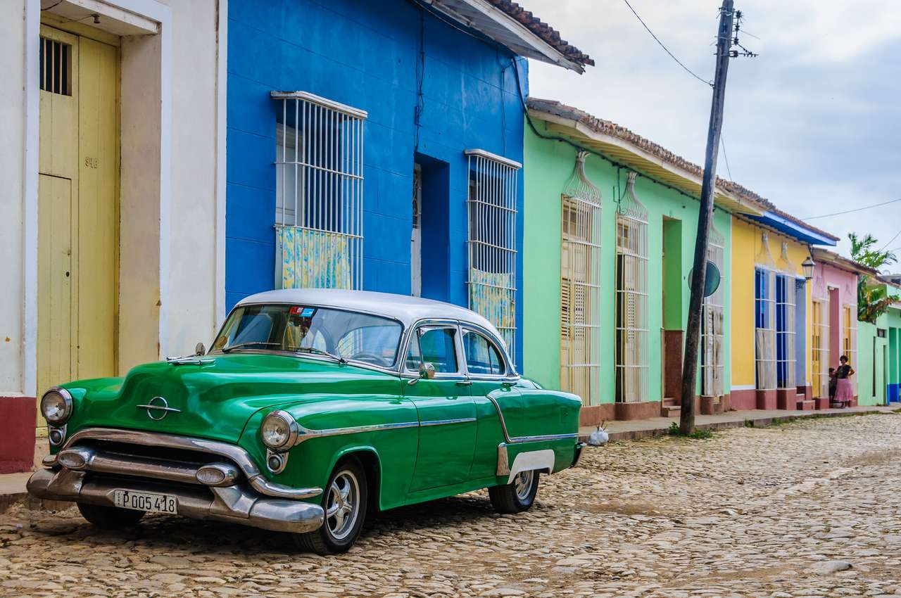 Vieille voiture d'école dans les rues de Trinidad, Cuba puzzle en ligne