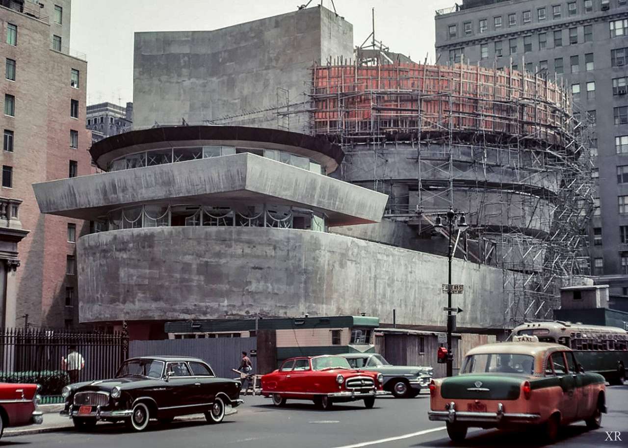 Het is 1959 en we zien het Guggenheim-kunstmuseum in online puzzel