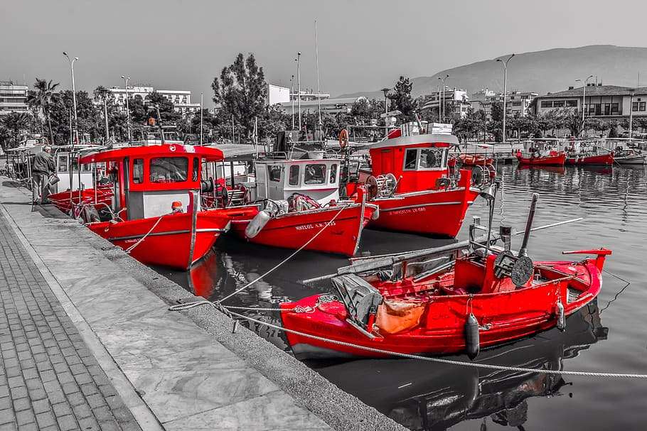 Спасителни лодки в пристанището онлайн пъзел