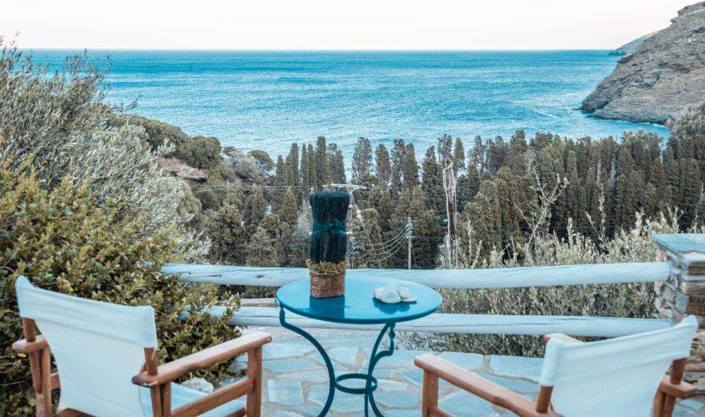 Вид с террасы на море в Греции онлайн-пазл
