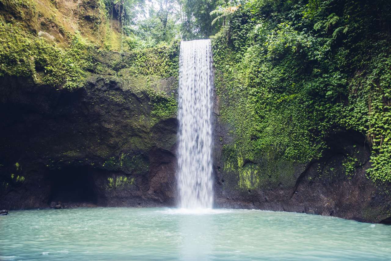 Uitzicht op Tibumana-waterval op Bali, Indonesië legpuzzel online