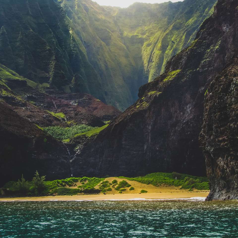 Kalalau údolí, pobřeží Na Pali, Kauai, Hawaii online puzzle