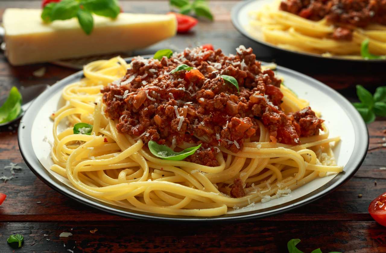 Bolognese med nötkött, basilika och parmesanost pussel på nätet
