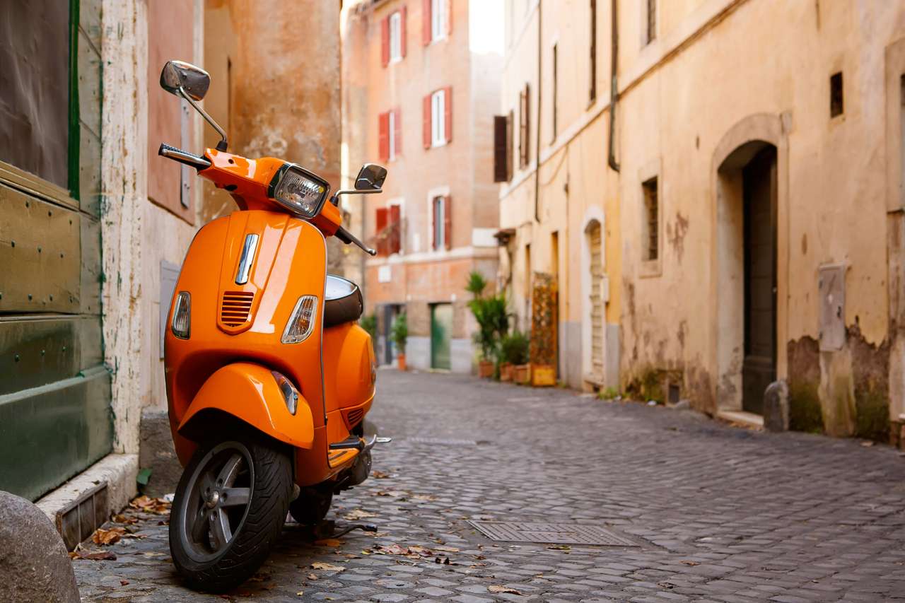 Antigua calle de la ciudad con motocicleta en Roma, Italia rompecabezas en línea