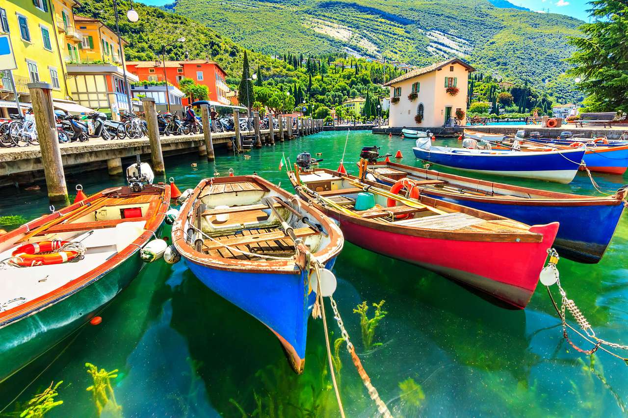 Barcos de madera, Lago Garda, Torbole Town, Italia rompecabezas en línea