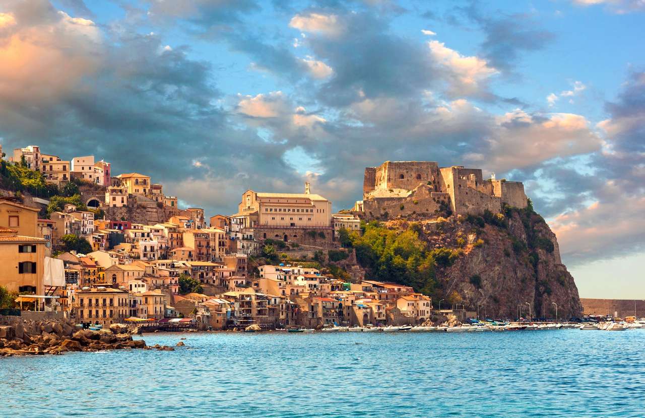 Castelo na rocha em Calábria - Sicília, Itália quebra-cabeças online