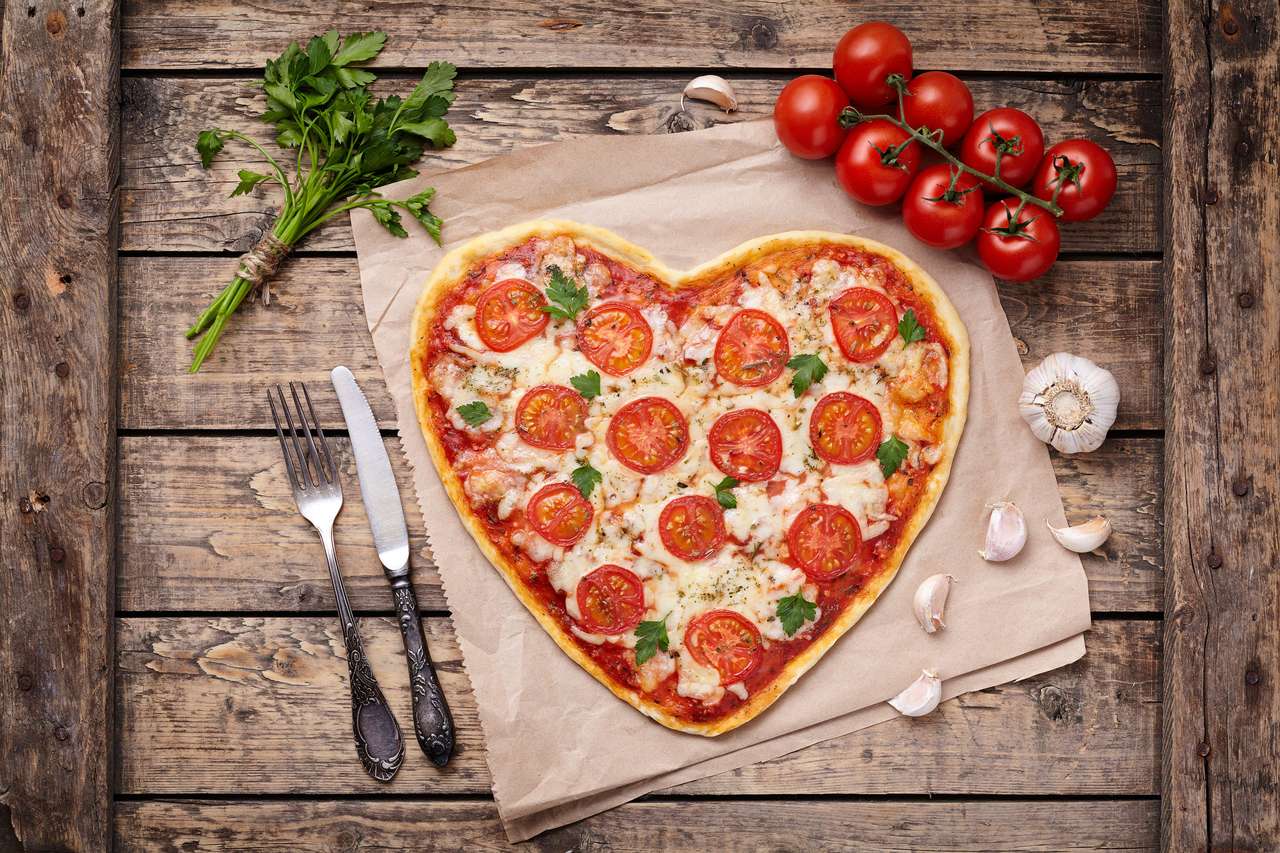 Yummy Heart Shaped Pizza Margherita legpuzzel online