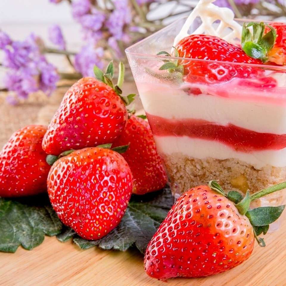 Erdbeer-Dessert. Puzzlespiel online