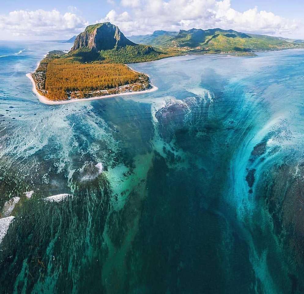 Undervattens vattenfall på kusten på ön Mauritius Pussel online