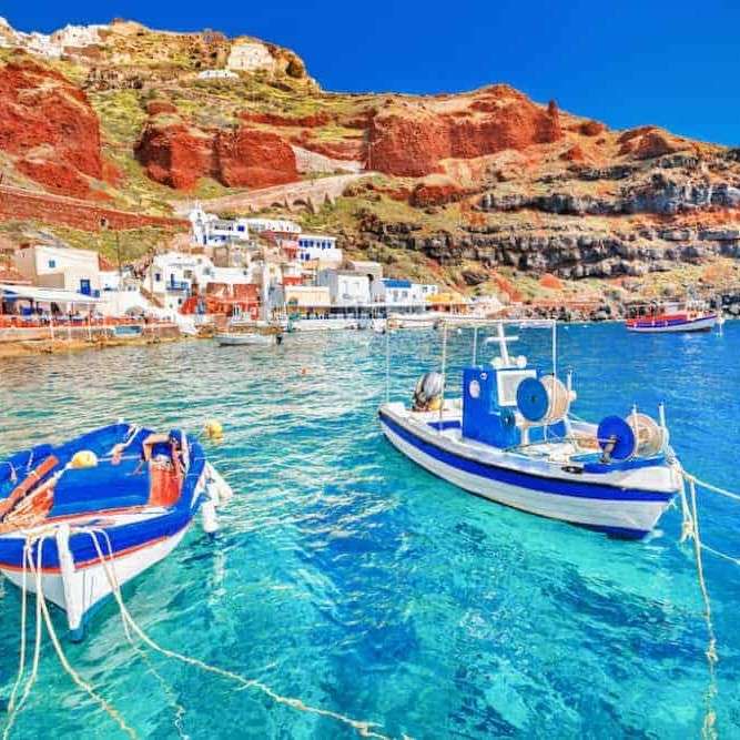 Rybářské lodě na řeckém ostrově skládačky online
