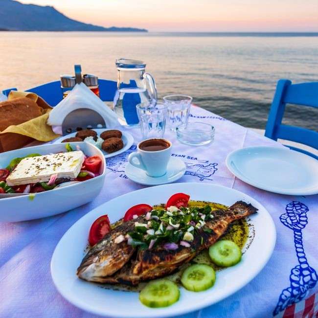 Pasto con vista mare sull'isola greca puzzle online