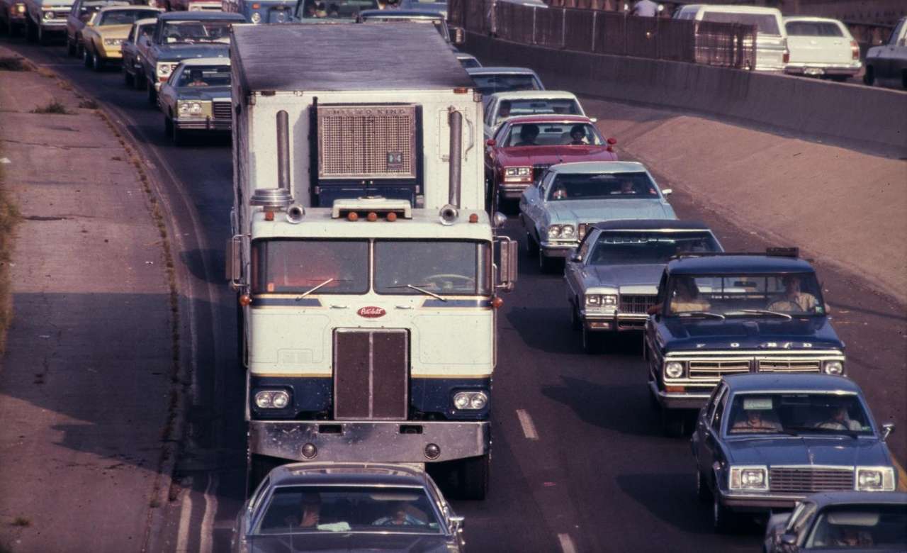 Photograph of a Peterbilt truck in traffic quebra-cabeças online