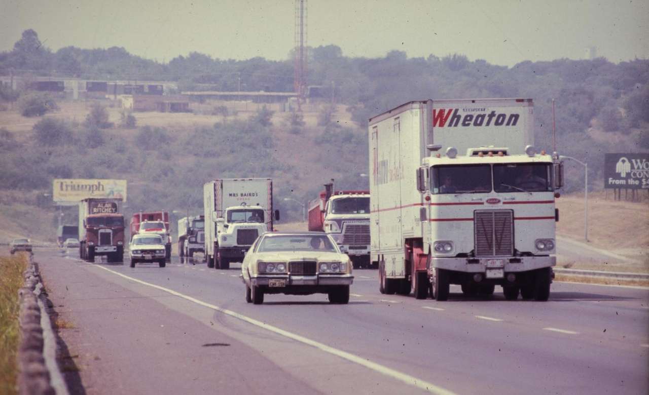 1970s Photograph of multiple trucks on a highway quebra-cabeças online
