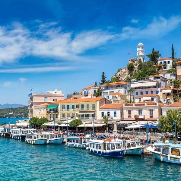 Turistické lodě v řeckém zálivu skládačky online