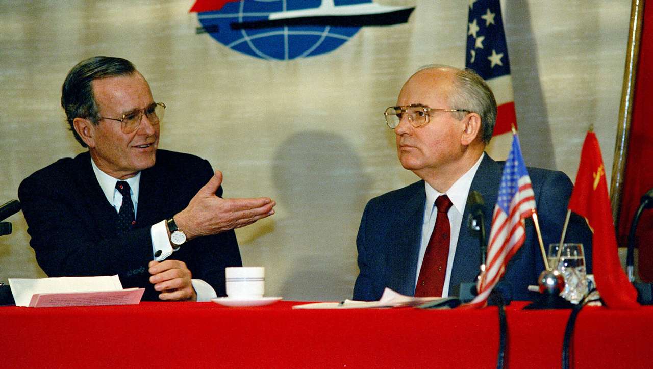 George Bush och Mijaíl Gorbachev pussel på nätet