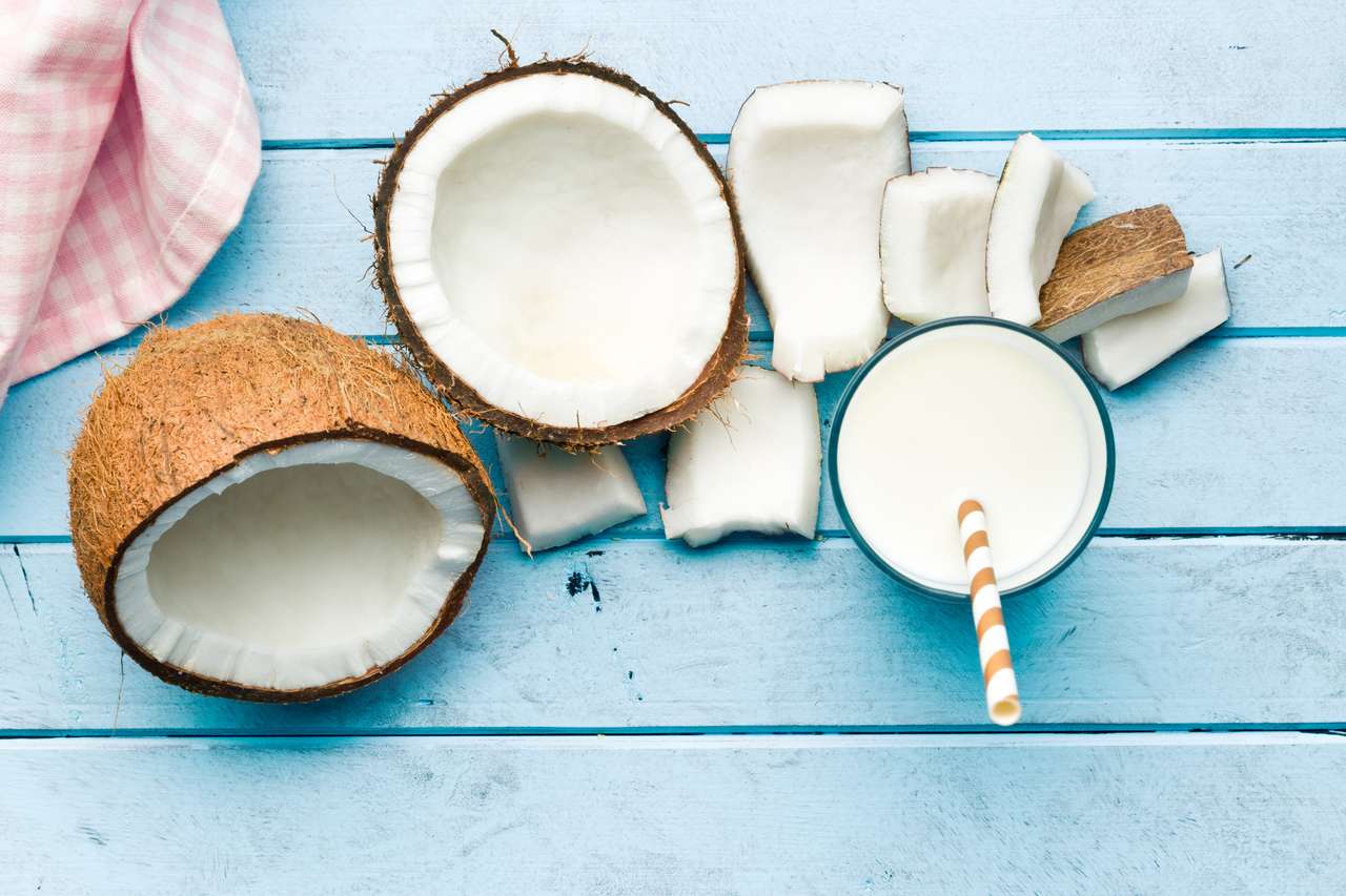 Kokosnoot en melk op keukentafel legpuzzel online
