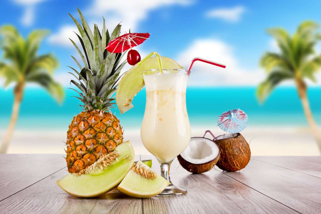 Bebida de verano con la playa de desenfoque en el fondo rompecabezas en línea