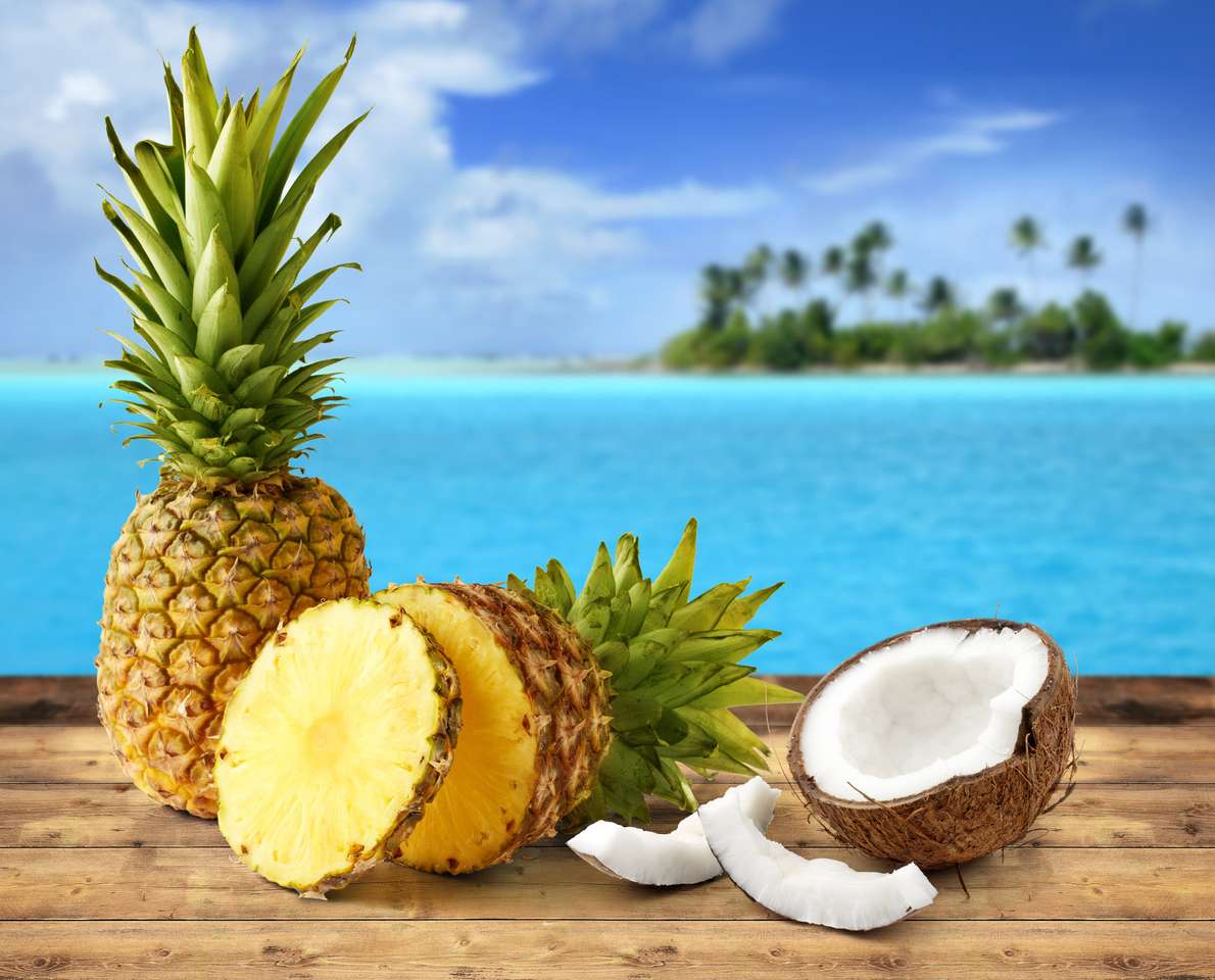 Свіжий ананас і кокос у тропічному ландшафті пазл онлайн