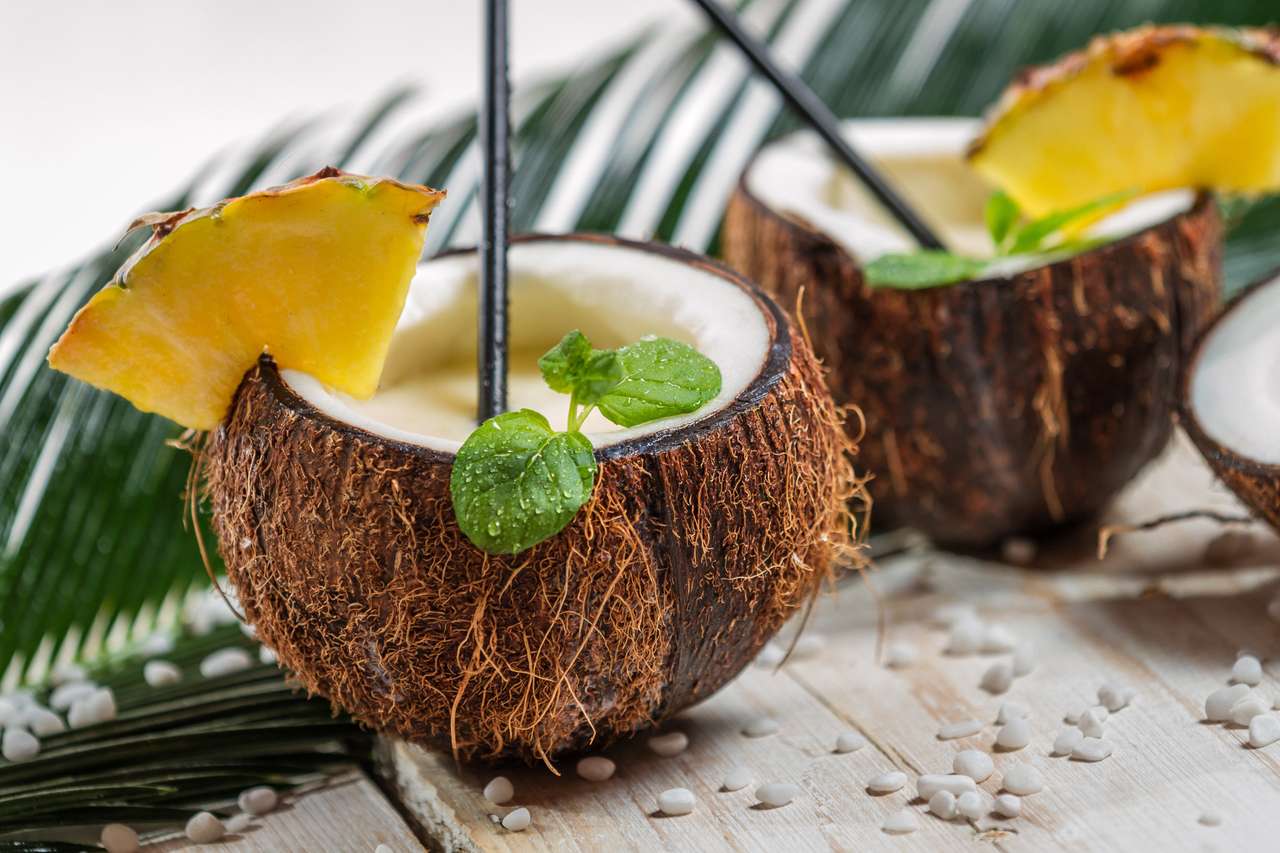 Напитката за прясна пинаколада се сервира в кокос онлайн пъзел