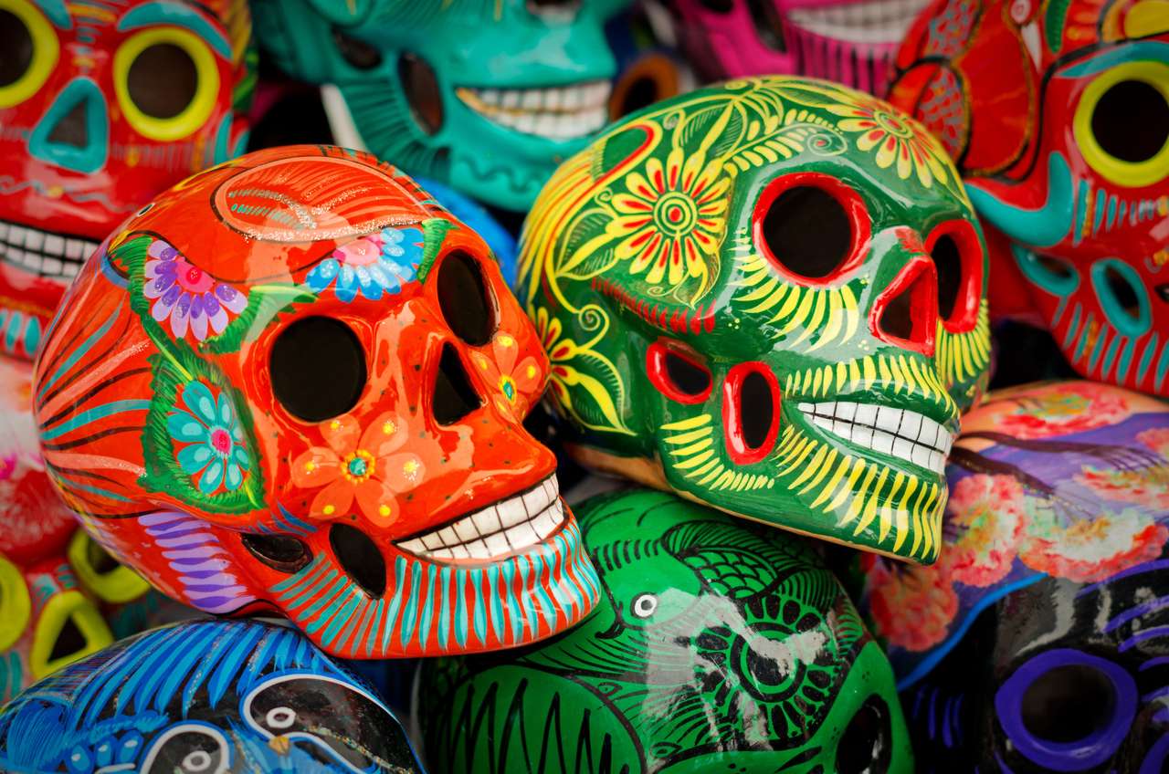 Dekorierte bunte Schädel, Keramik Todesymbol am Markt, Tag von tot, Mexiko Puzzlespiel online