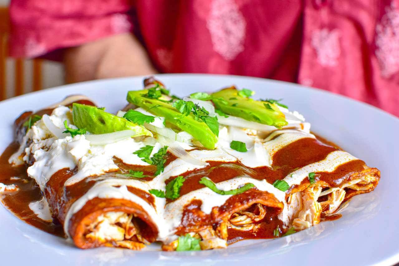 Läckra enchilador av stor mexikansk mat, mol och ost, typisk mexikansk mat. Pussel online