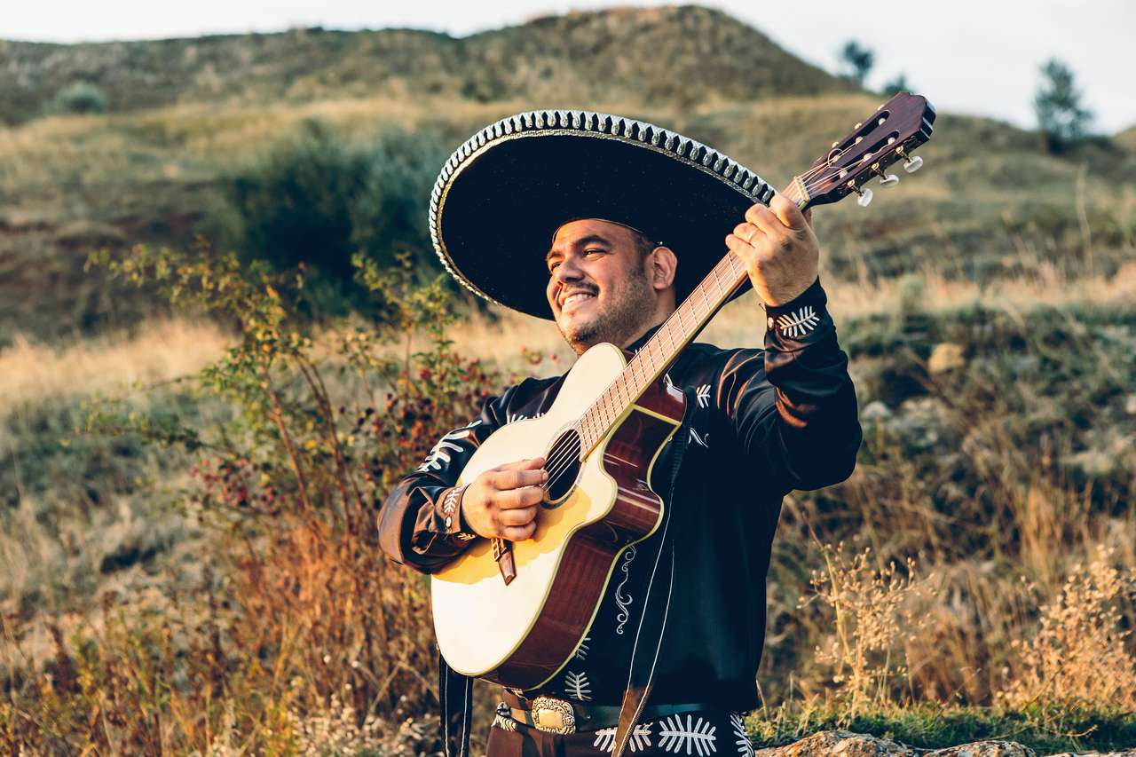 Musiker Mariachi med gitarr på kusten. Pussel online