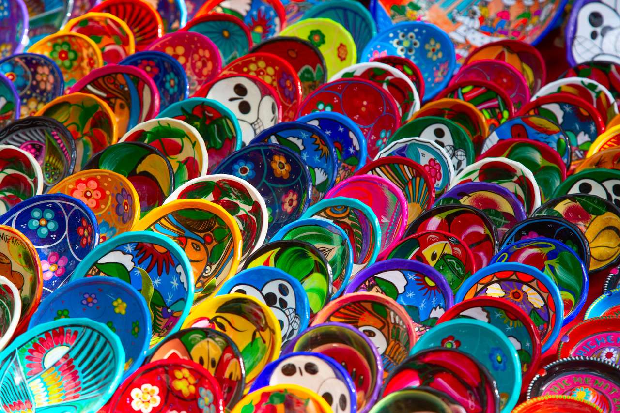 Cerámicas mexicanas tradicionales coloridas en el mercado callejero. rompecabezas en línea